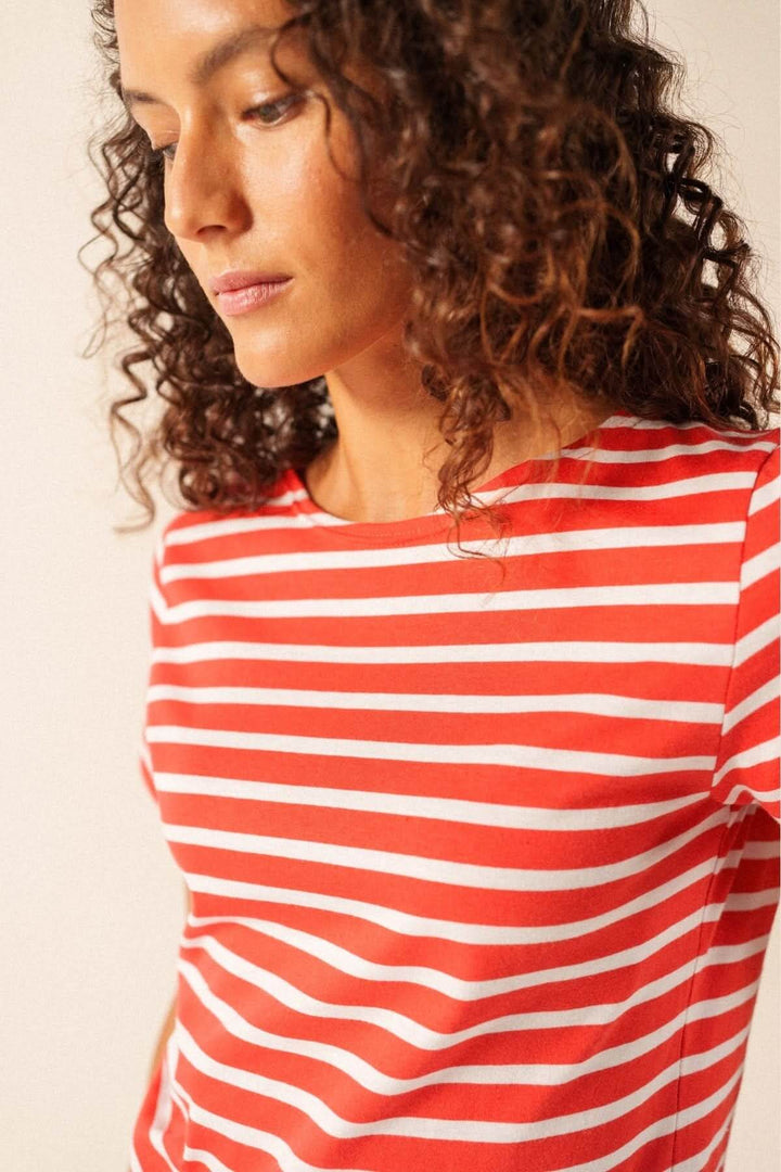 Femme portant le T-shirt ETRILLE II rayé, style balnéaire, manches courtes, 100% coton, parfait pour l&