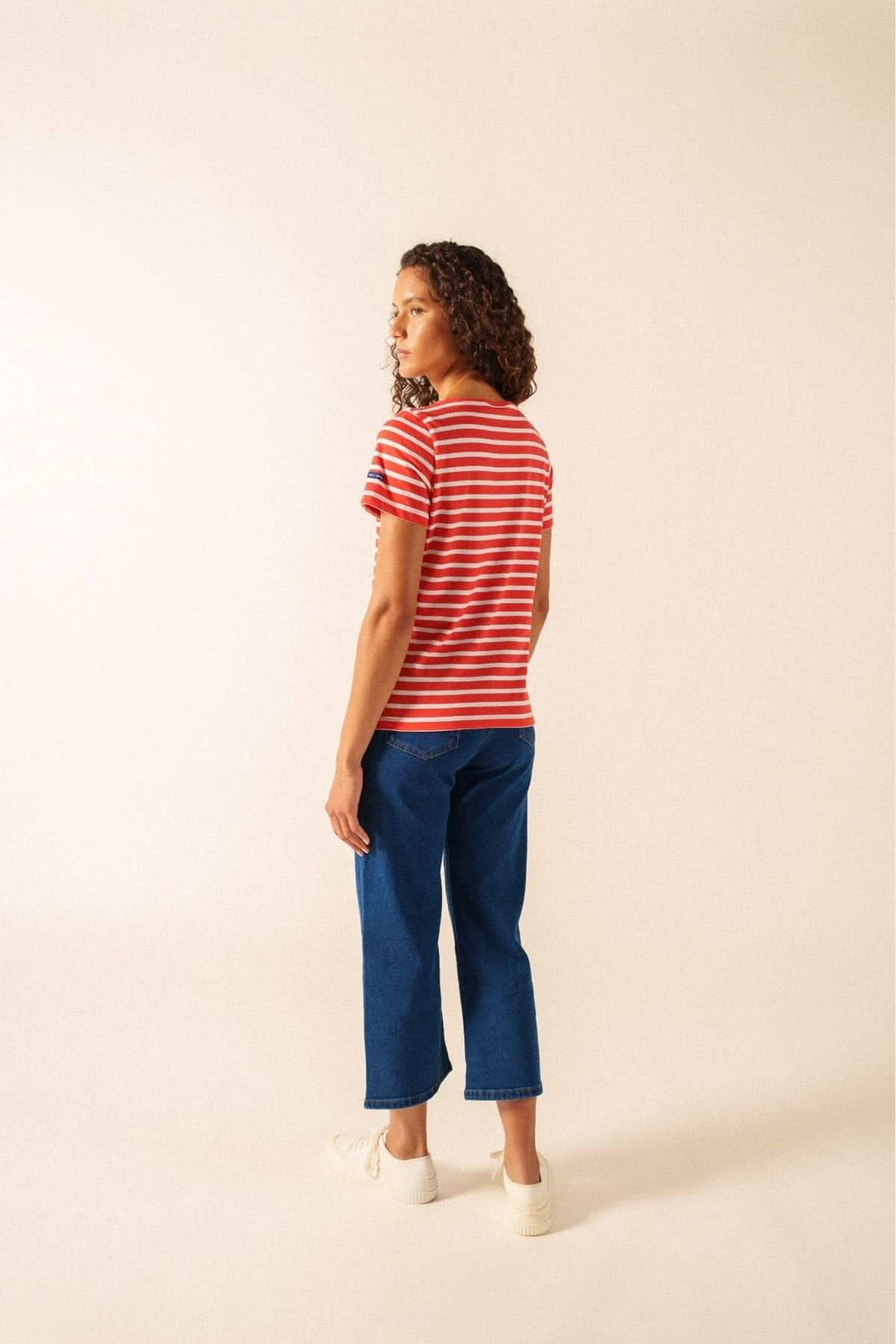 Femme portant un T-shirt ETRILLE II à rayures rouges, coupe droite, manches courtes, en coton, vue de dos