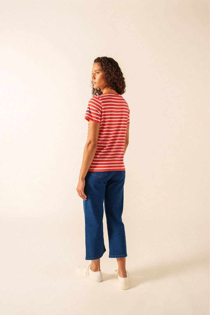Femme portant un T-shirt ETRILLE II à rayures rouges, coupe droite, manches courtes, en coton, vue de dos