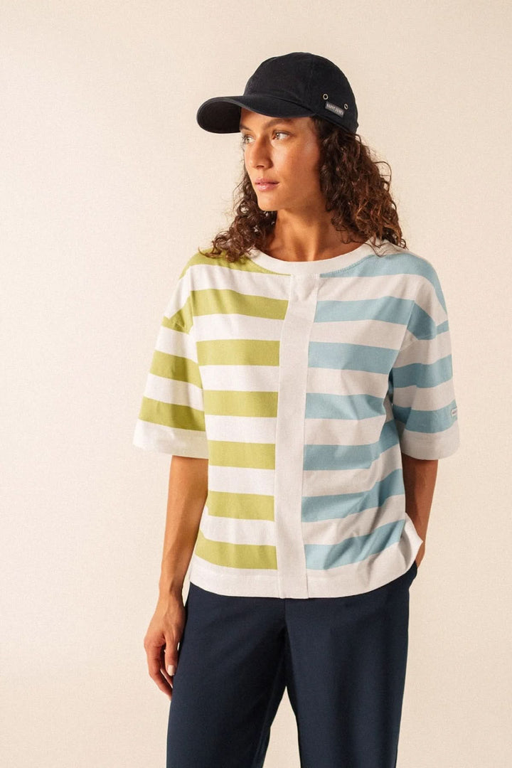 T-shirt Estelle avec motif graphique structuré, manches courtes et encolure arrondie, porté par une femme avec une casquette noire.