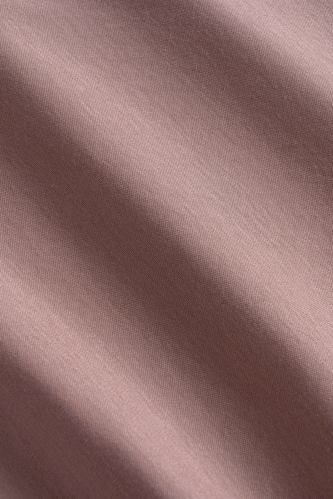 Tissu technique lisse en mauve, idéal pour un t-shirt à manches courtes moderne et confortable.