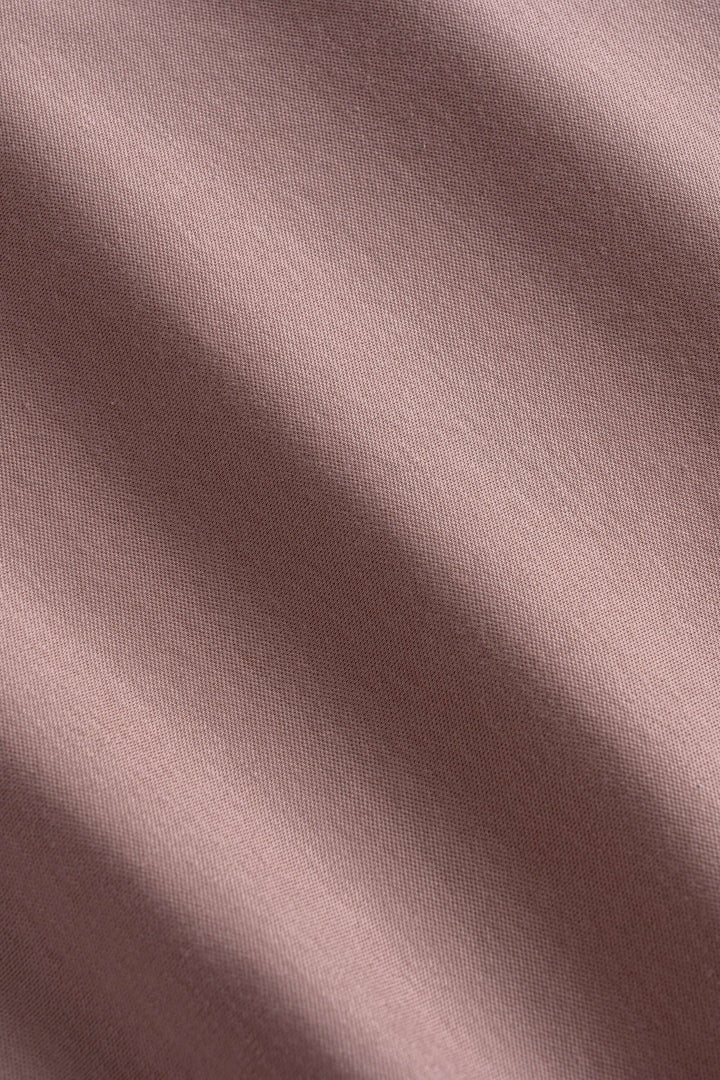 Tissu technique lisse en mauve, idéal pour un t-shirt à manches courtes moderne et confortable.