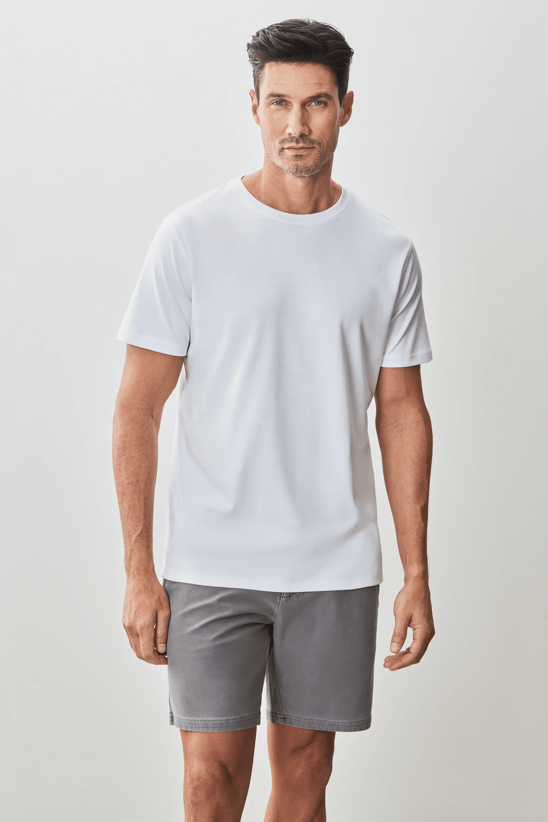 T-shirt Georgia à manches courtes, en tissu lisse, idéal pour un look minimaliste et confortable.