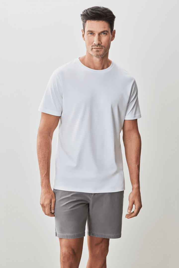 T-shirt Georgia à manches courtes, en tissu lisse, idéal pour un look minimaliste et confortable.