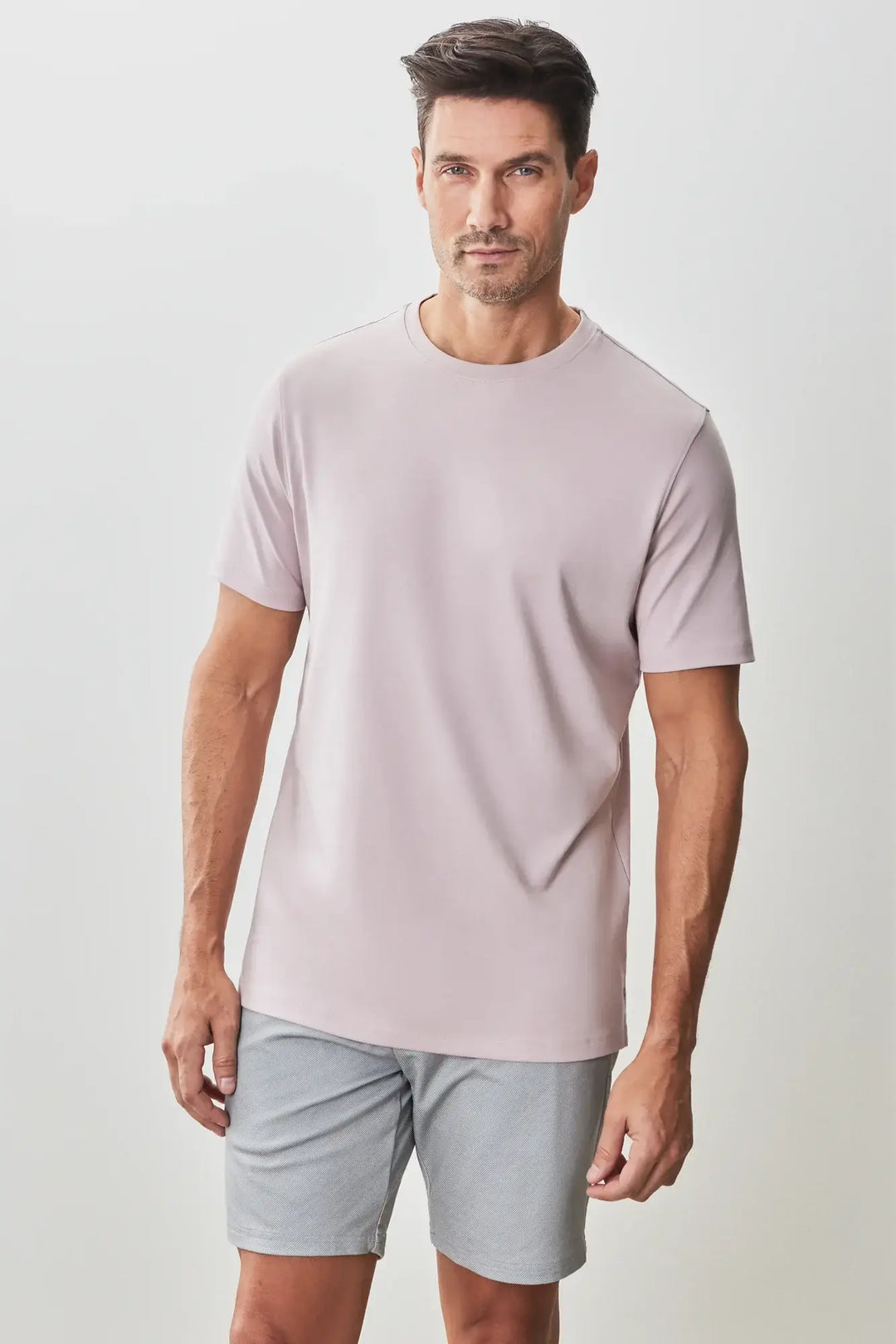 Homme portant un t-shirt Georgia épuré et moderne, idéal pour un look minimaliste et raffiné.