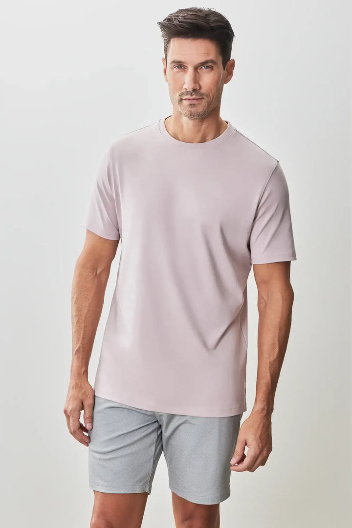 Homme portant un t-shirt Georgia épuré et moderne, idéal pour un look minimaliste et raffiné.
