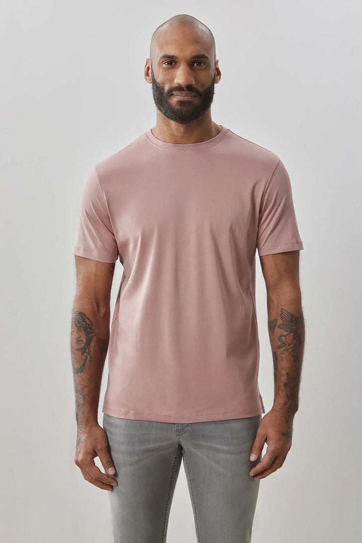 T-shirt à manches courtes en rose, conçu pour un look minimaliste et confortable.