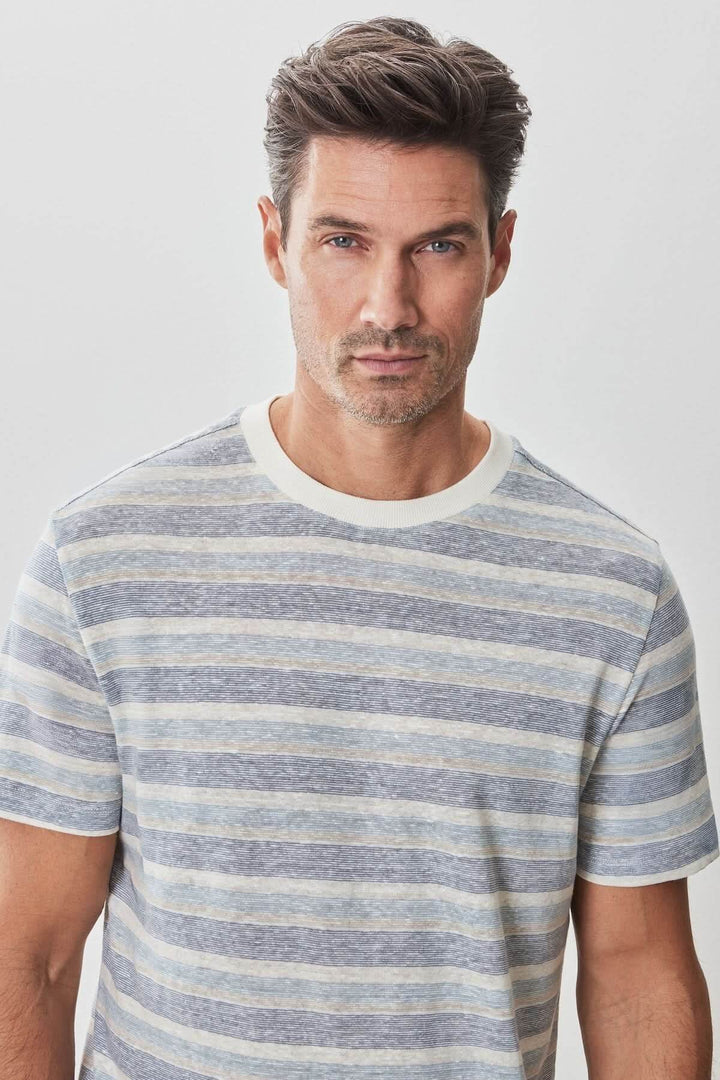 T-shirt Masino à rayures texturées, col contrastant, look estival décontracté pour homme.