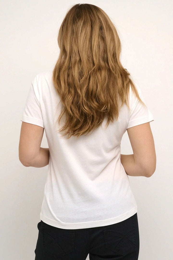 T-shirt Naia blanc en arrière-plan, encolure en V, manches courtes, coupe régulière.