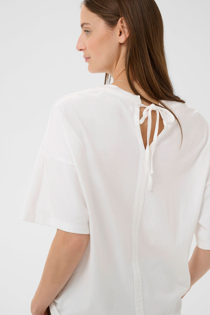 T-shirt Sophie fluide à nouer au dos, blanc, vue de dos avec détail noué, silhouette épurée et élégante.