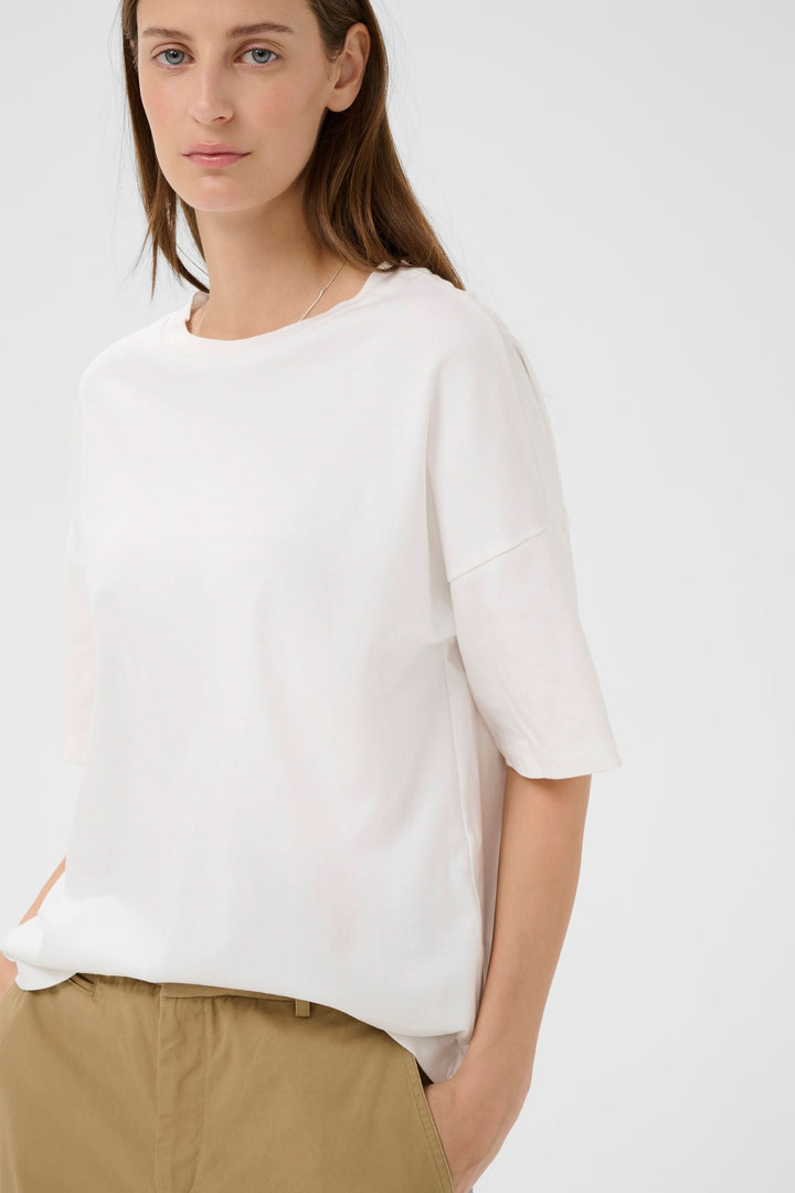 T-shirt Sophie fluide à nouer au dos, silhouette épurée, manches courtes larges, tissu léger, confortable et élégant.