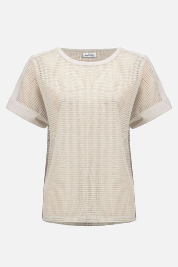T-shirt ajouré fluide en maille légère avec manches courtes à revers et encolure ronde, idéal pour une tenue moderne et décontractée.