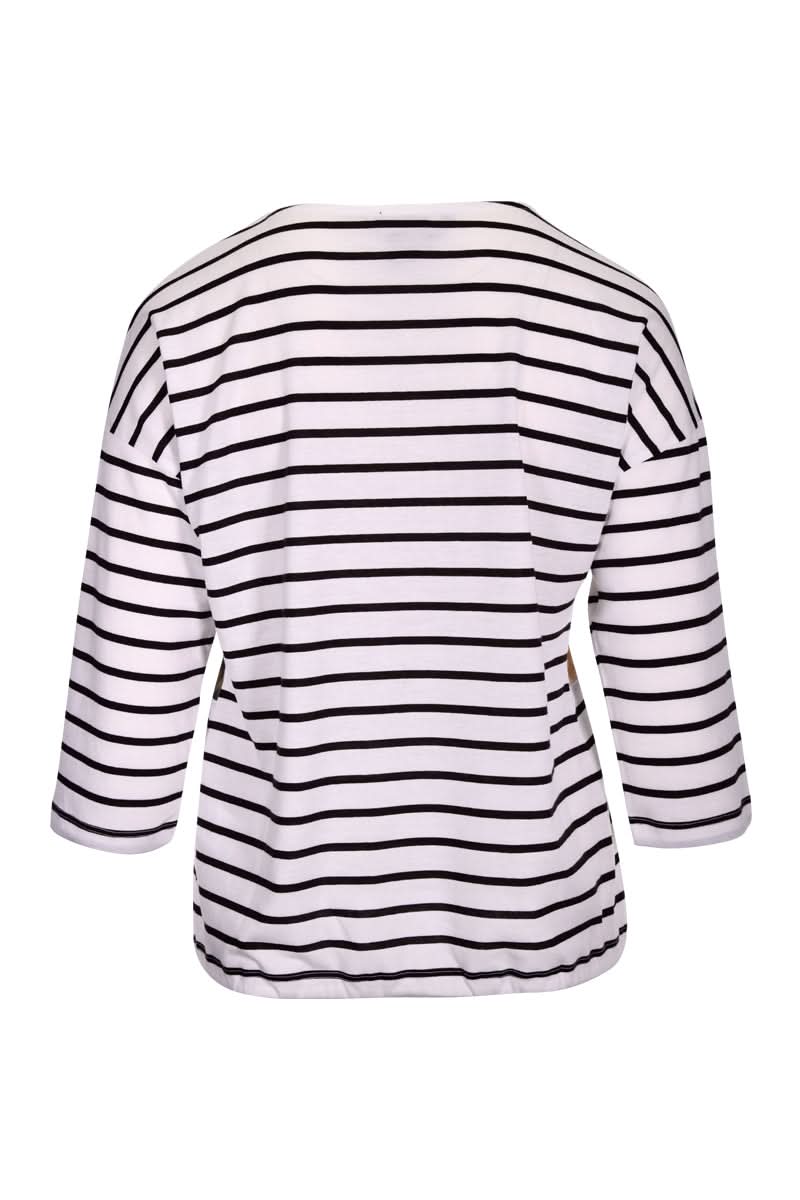 Vue arrière du T-shirt artistique rayé avec manches 3/4, style moderne et confortable.