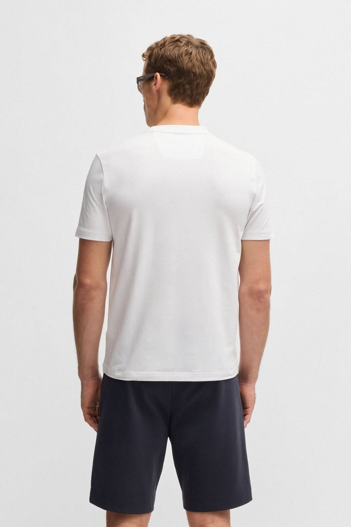 Homme portant un t-shirt blanc à col rond, vue arrière, avec shorts noirs. Style casual moderne.