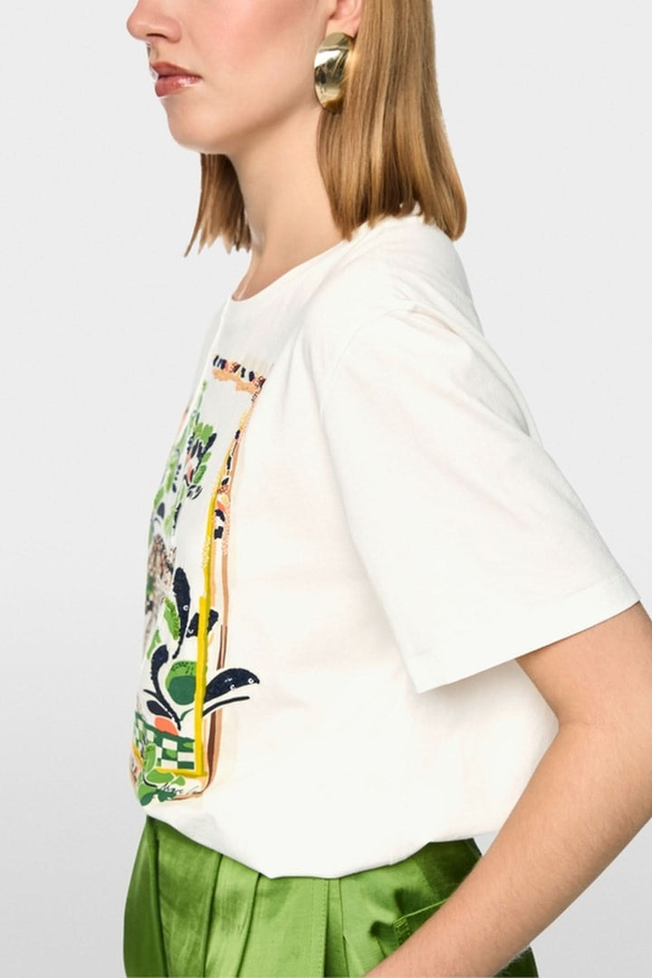 T-shirt blanc ample avec motif léopard, col rond et manches courtes, en coton, porté par un mannequin, T-shirt avec motif léopard