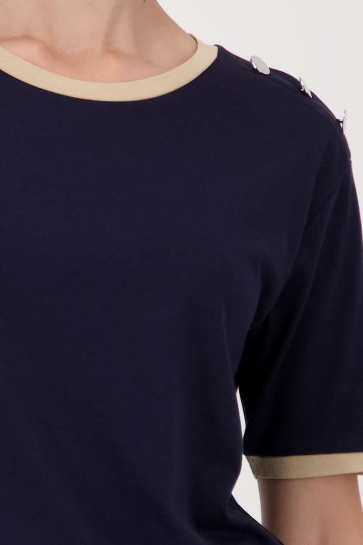 T-shirt à boutons décoratifs sur l’épaule avec finitions contrastantes, idéal pour un style décontracté ou chic.