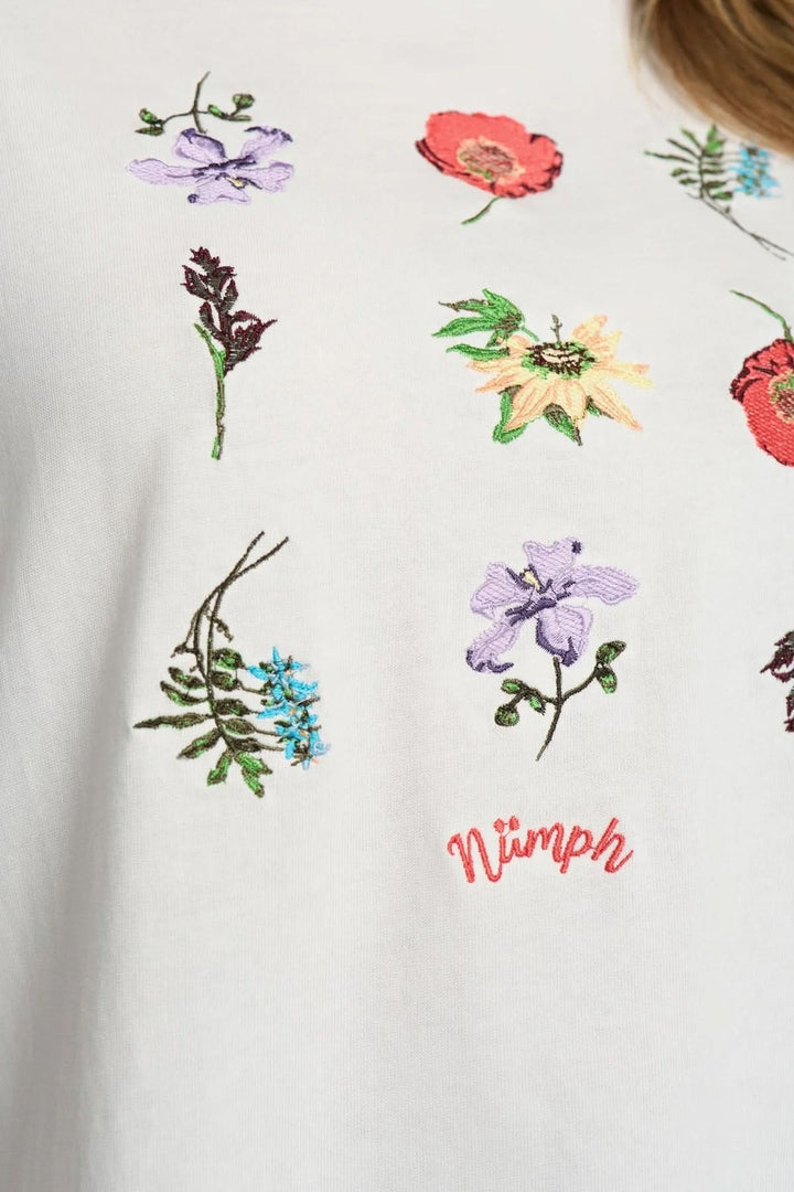 T-shirt à broderies florales avec motifs colorés sur fond blanc pour un style féminin et moderne