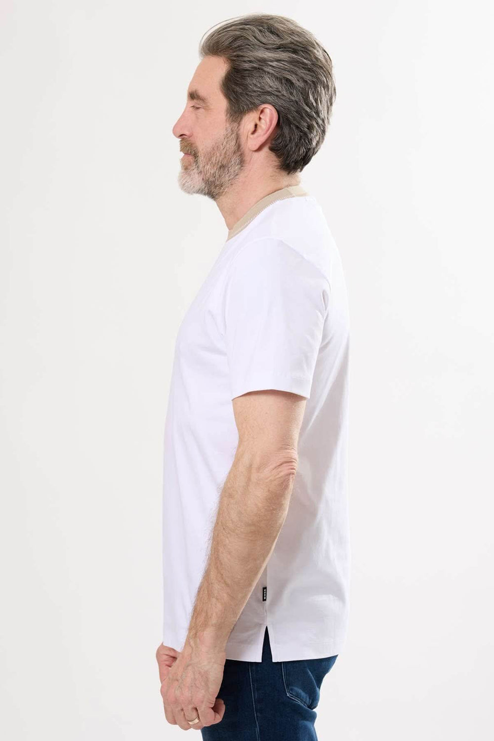 T-shirt à col rayé pour homme, coupe droite, confortable et simple, présenté de profil.