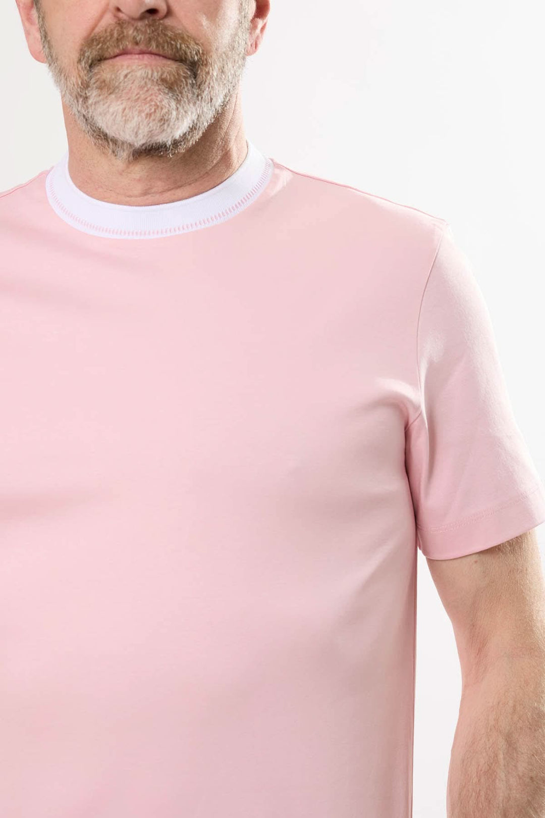T-shirt minimaliste rose à col rayé, idéal pour tenues décontractées, offrant confort et style.