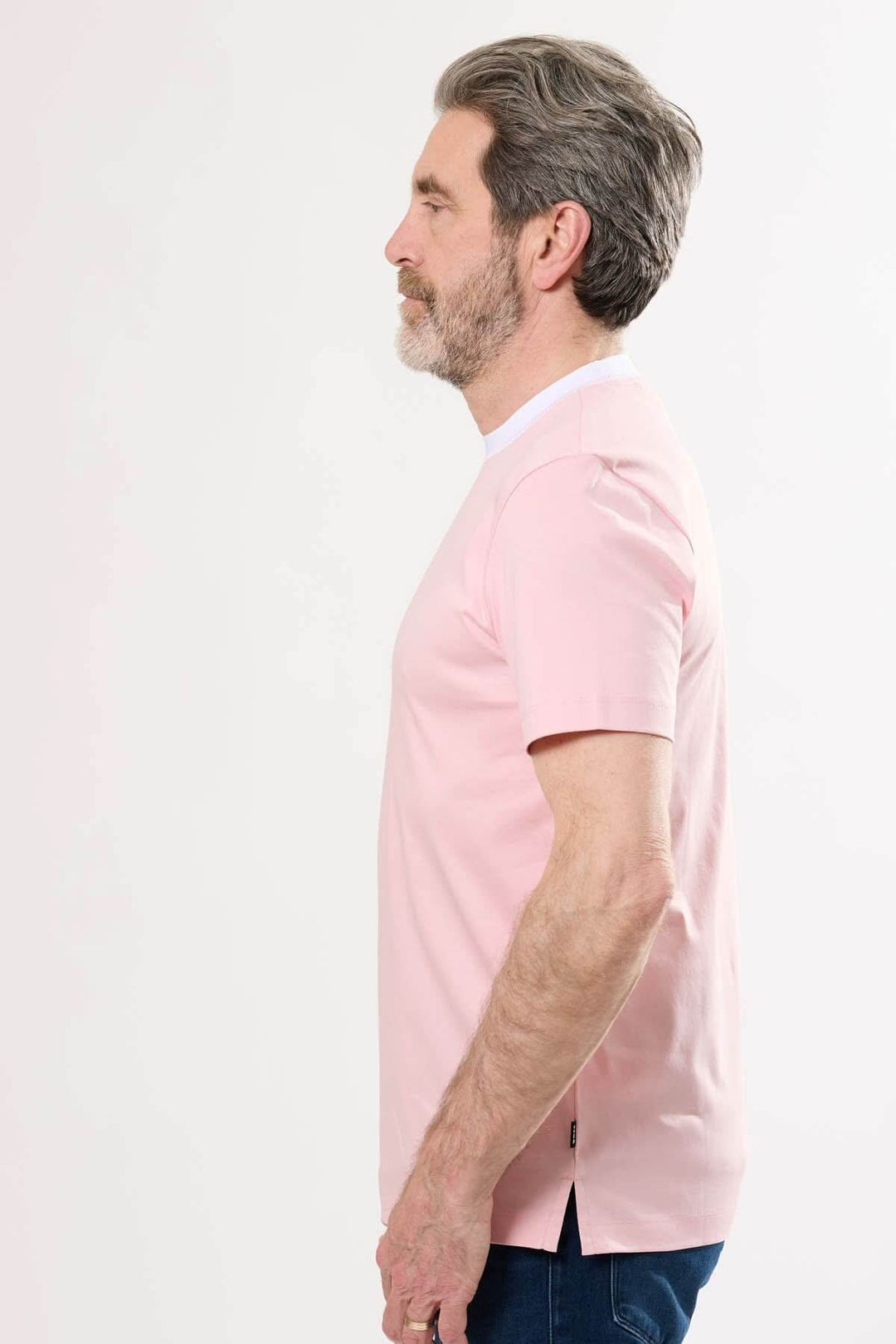T-shirt à col rayé rose pour homme, coupe droite, manches courtes, vue de profil.