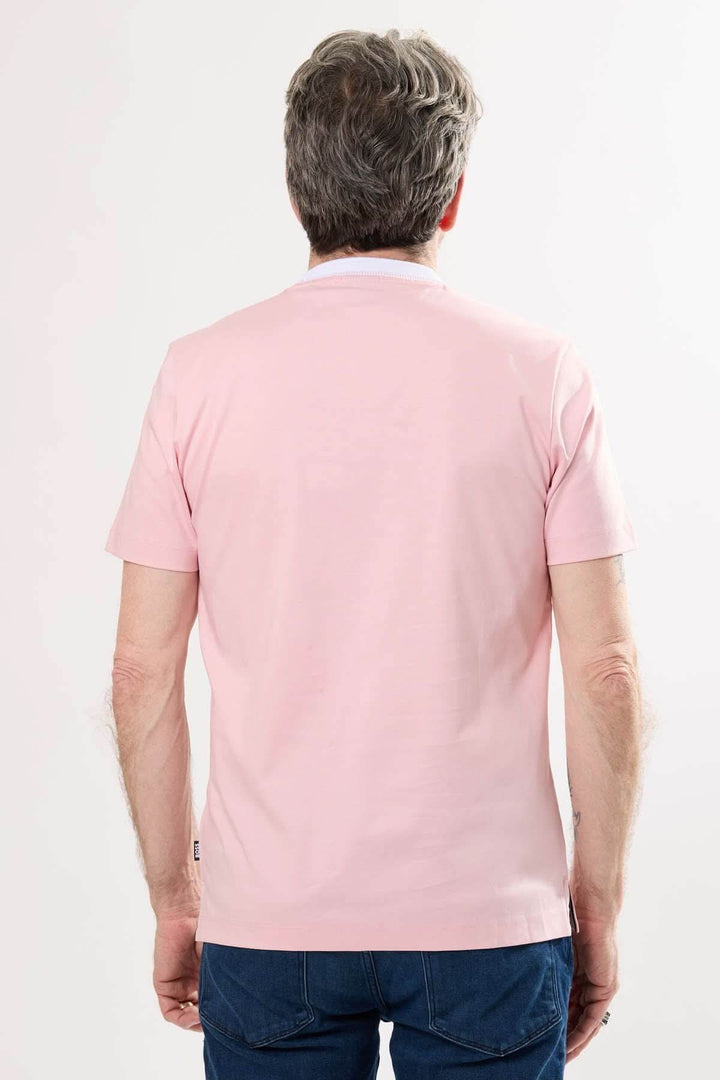 T-shirt à col rayé de dos, couleur rose, avec manches courtes, coupe droite et épurée, idéal pour un look décontracté.