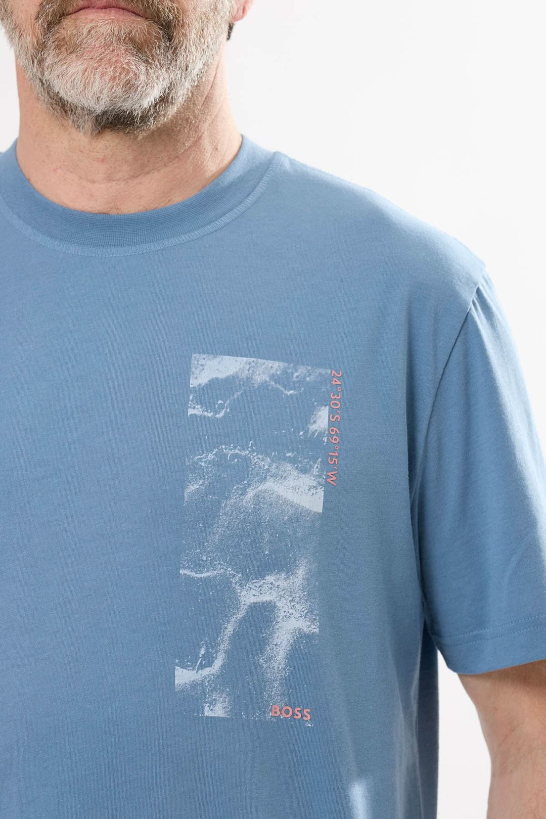 T-shirt col rond bleu avec motif graphique, coupe décontractée et manches courtes pour un look moderne.