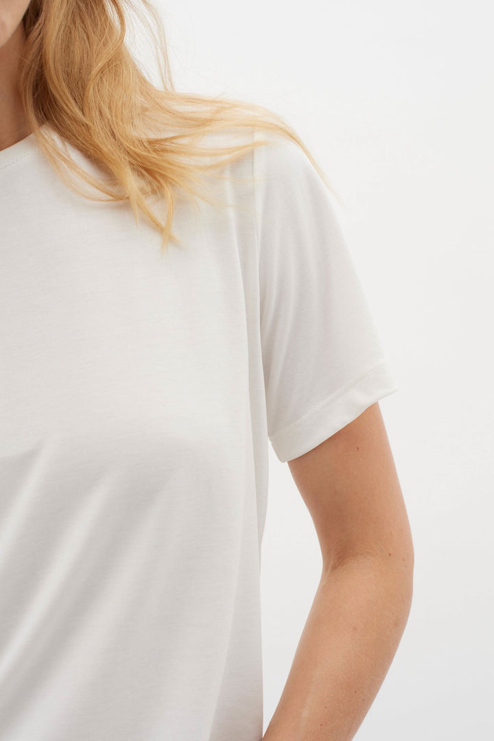 T-shirt col rond Liliana blanc en tissu doux, mancherons courts, style décontracté et polyvalent.