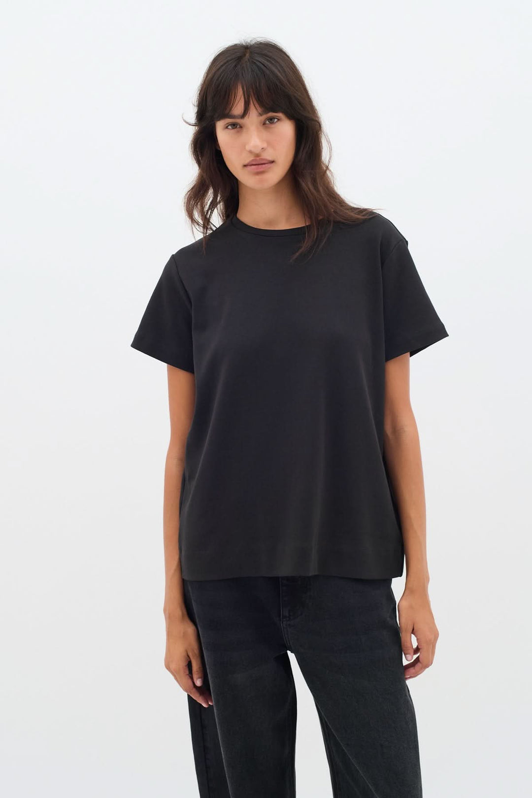 T-shirt col rond Luke en noir, coupe légèrement ample, avec emmanchures régulières et tissu doux en coton.