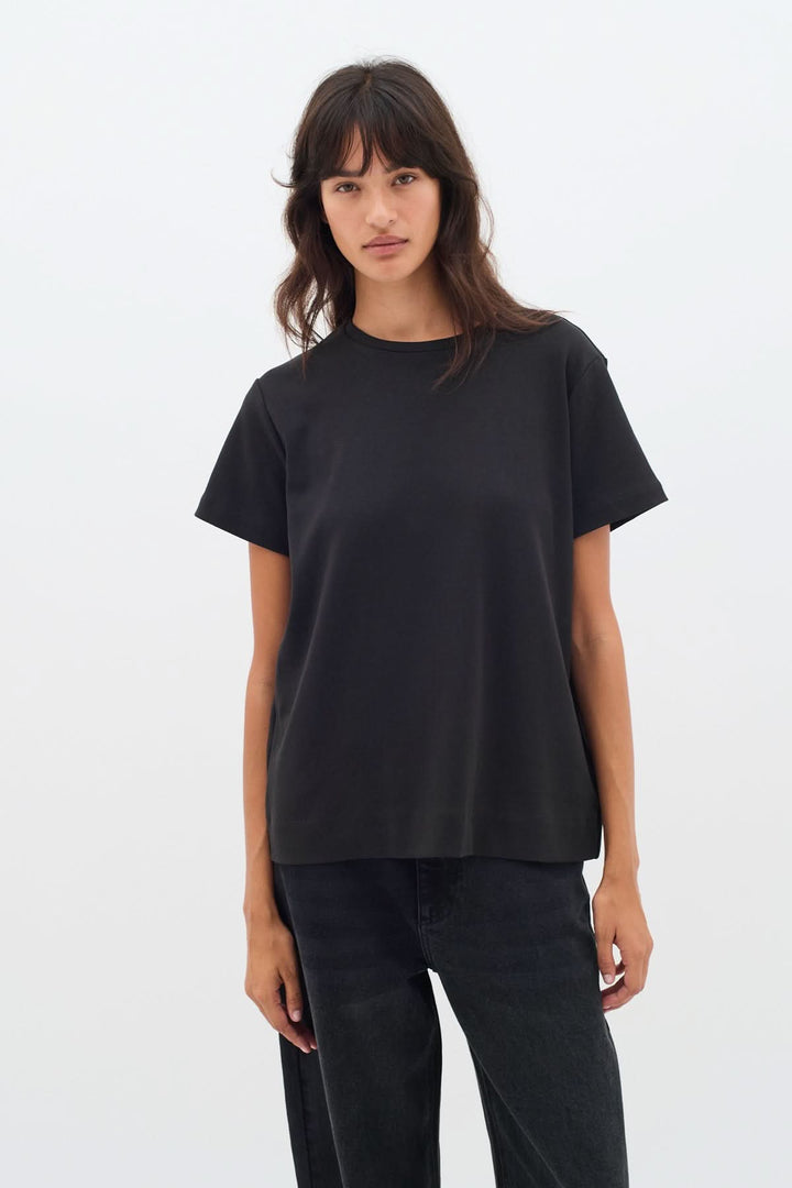 T-shirt col rond Luke en noir, coupe légèrement ample, avec emmanchures régulières et tissu doux en coton.