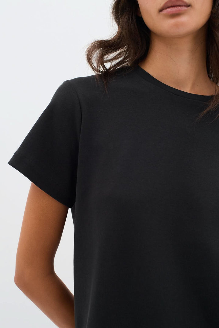 T-shirt col rond Luke en coton noir avec coupe ample et emmanchures régulières.