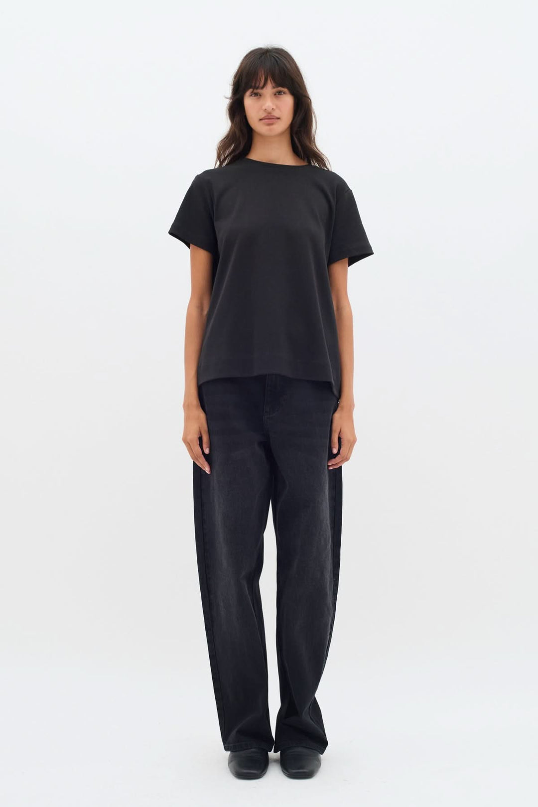 T-shirt col rond Luke noir, coupe ample, confort et style, porté par mannequin sur fond blanc.