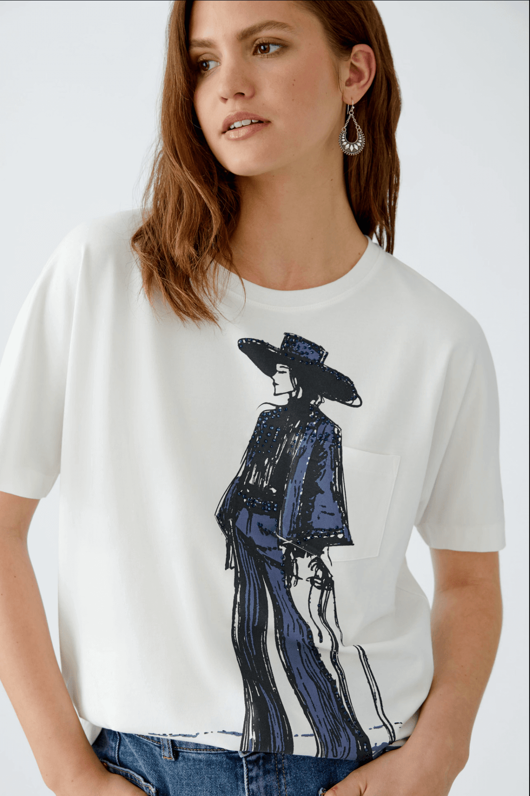 T-shirt danseur avec motif dessiné à la main, col rond, coupe oversize, et détails raffinés en pierres.