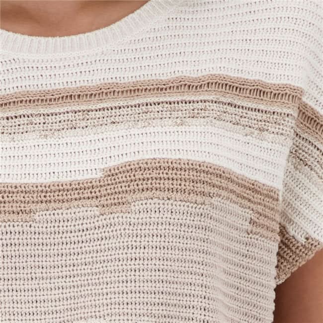 T-shirt de tricot texturé avec rayures, manches courtes. Style moderne et confortable, idéal pour un look raffiné et décontracté.