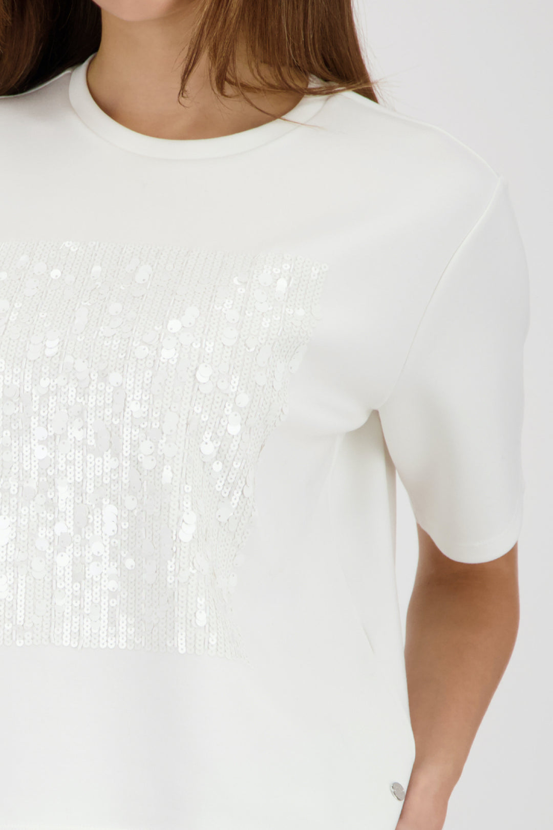 T-shirt à empiècement pailleté avec manches courtes et encolure ronde pour un look moderne et raffiné.