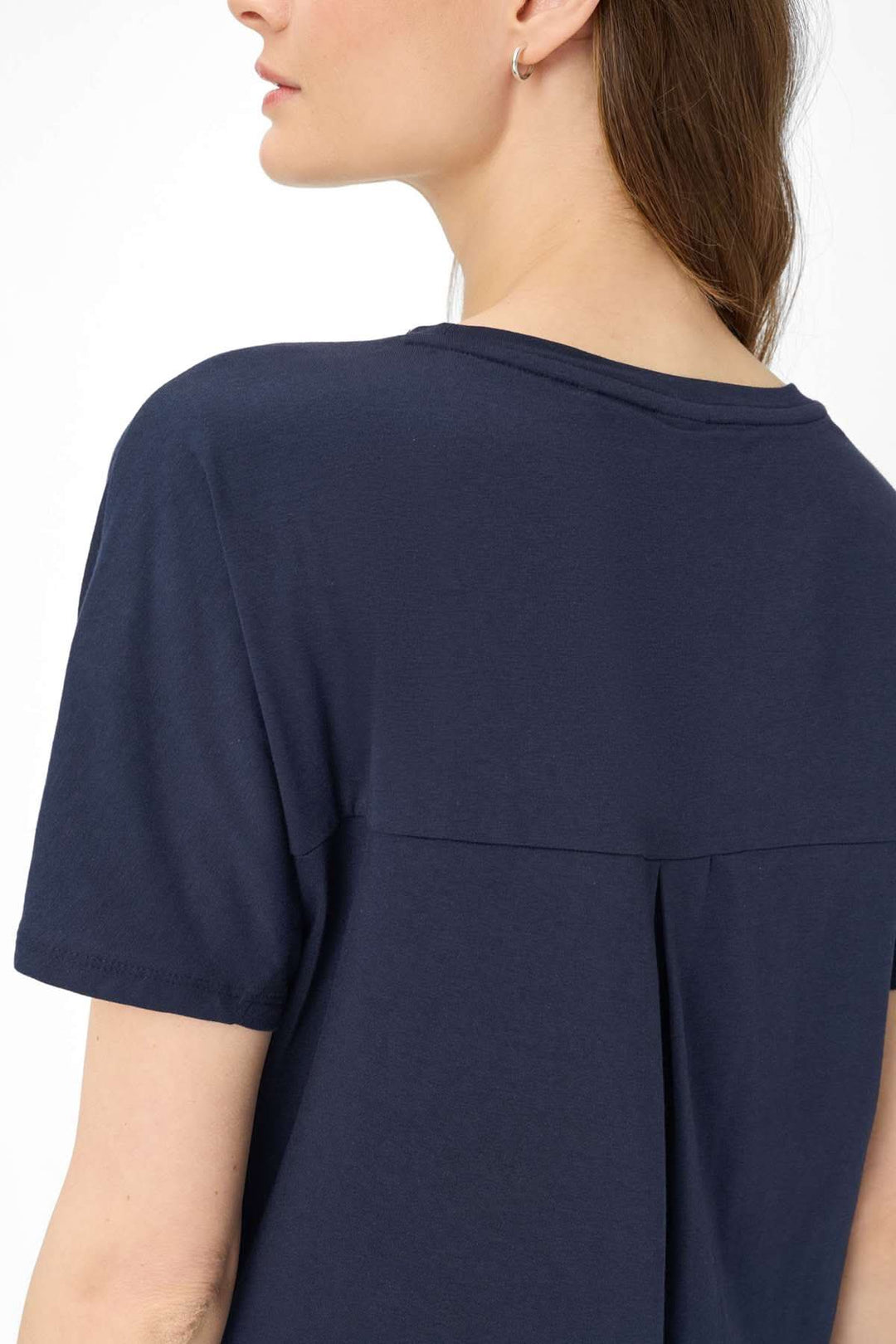 Vue arrière du T-shirt encolure perlée Caelen avec manches courtes et tissu doux bleu, mettant en valeur la coupe décontractée.