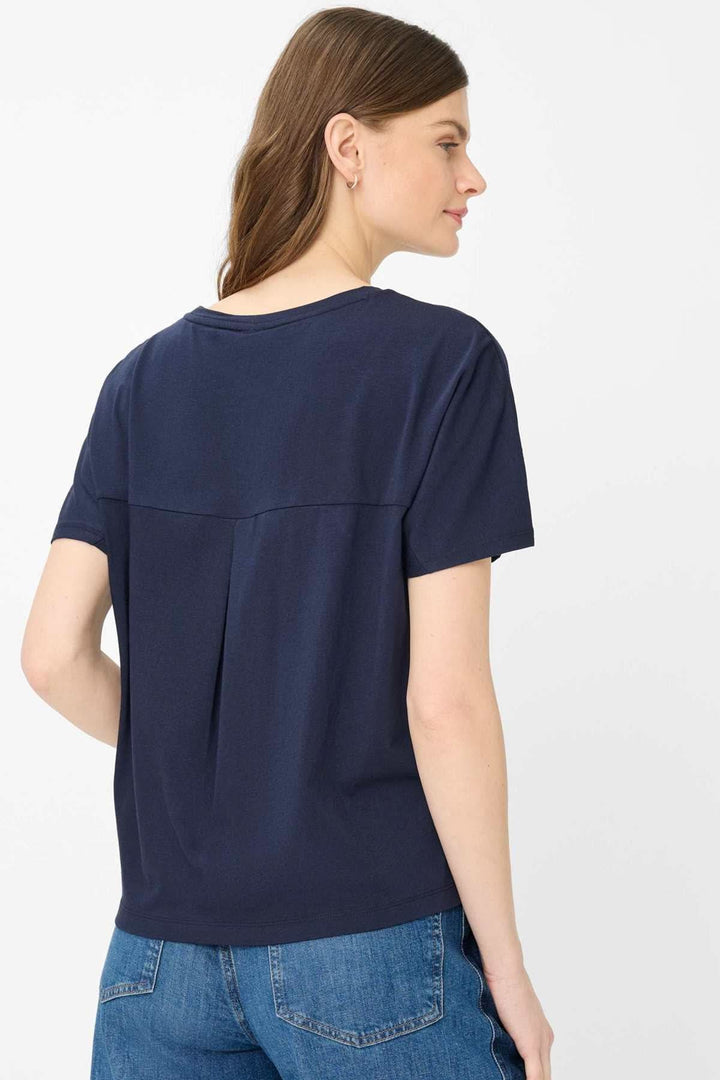 Femme portant un T-shirt encolure perlée Caelen avec coupe décontractée et manches courtes vu de dos, agencé avec un jean.
