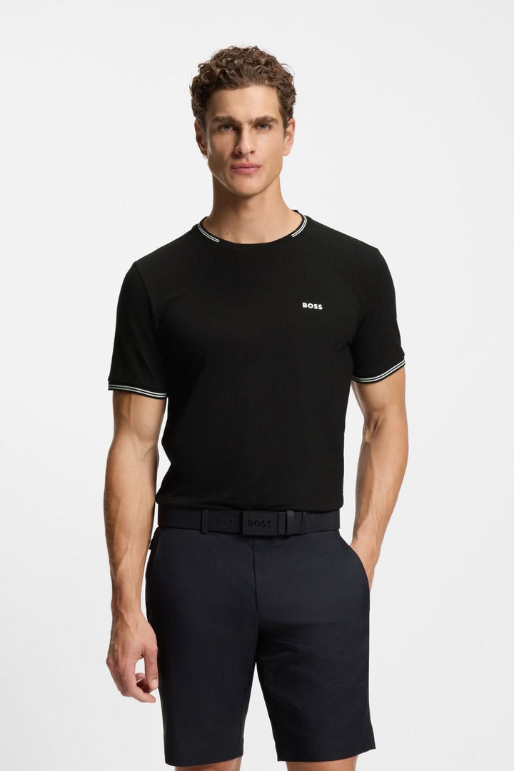 Homme portant un t-shirt essentiel à manches courtes de couleur noire avec des détails contrastants, idéal pour un style minimaliste.
