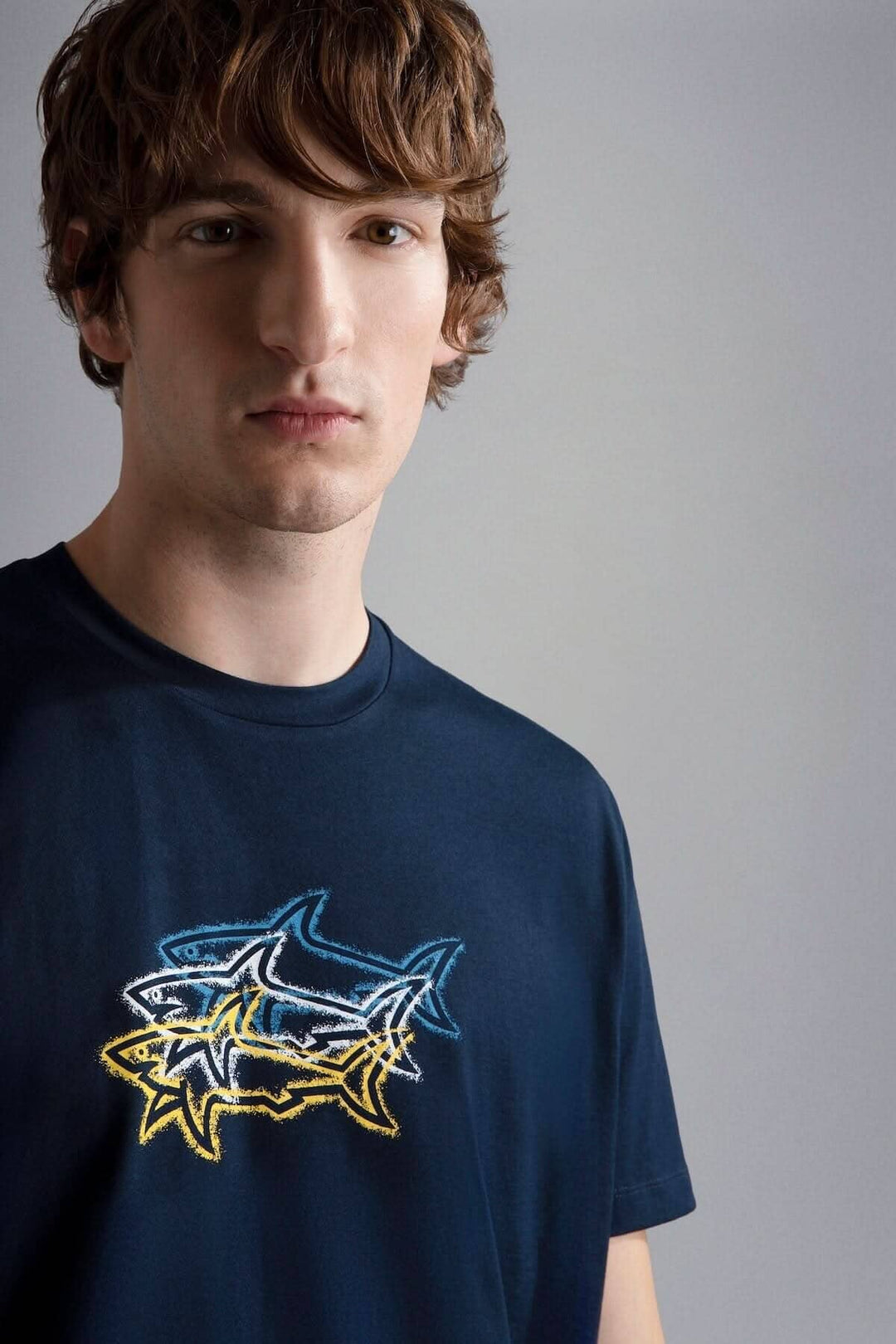 Homme portant un t-shirt bleu marine avec l&