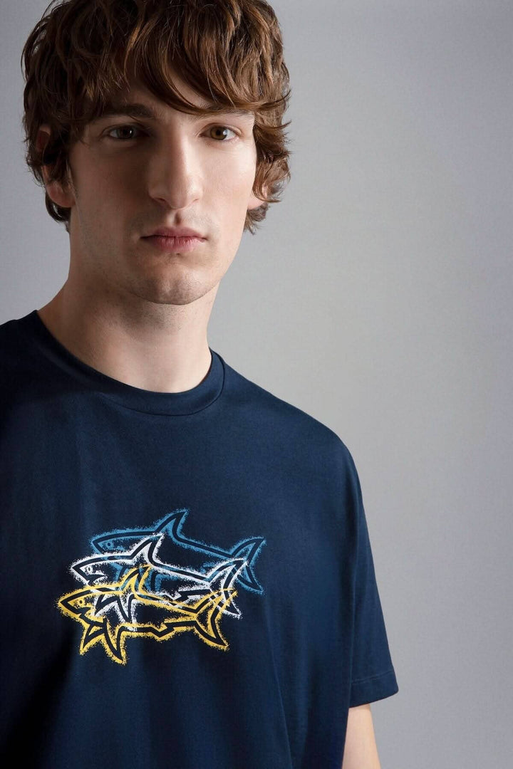 Homme portant un t-shirt bleu marine avec l&