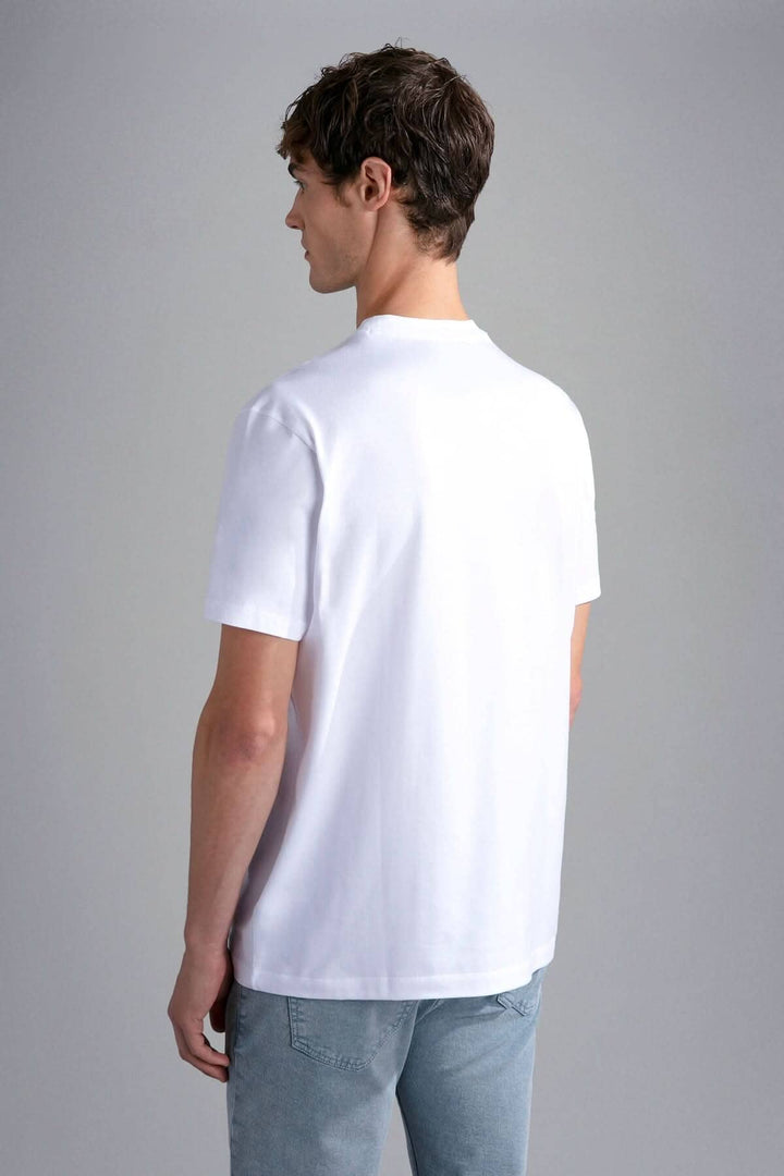 Homme portant un t-shirt blanc à l&