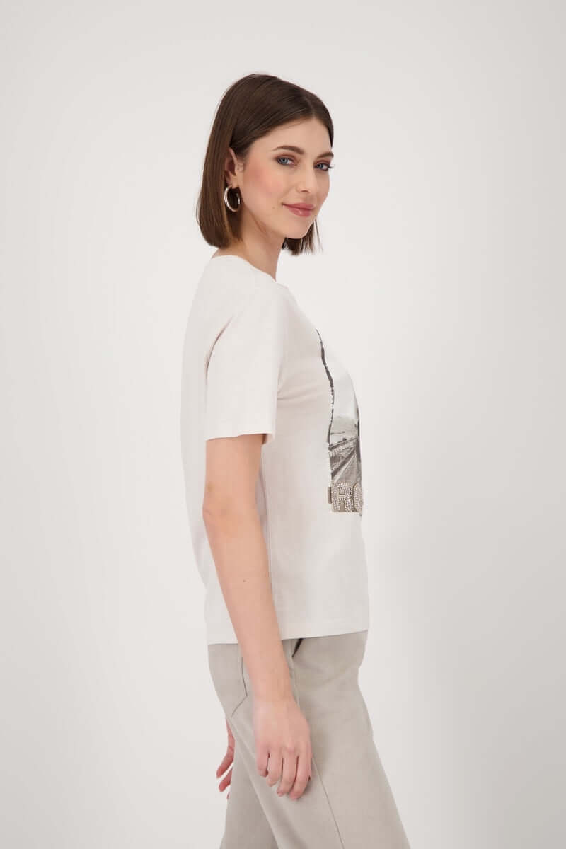 T-shirt imprimé « road trip » avec coupe régulière et manches courtes, porté par un modèle.