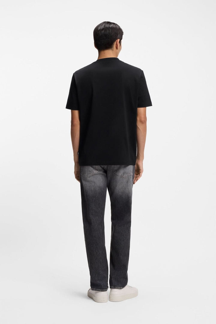 Homme portant un T-shirt à imprimé graphique minimaliste avec coupe droite et manches courtes, vu de dos.