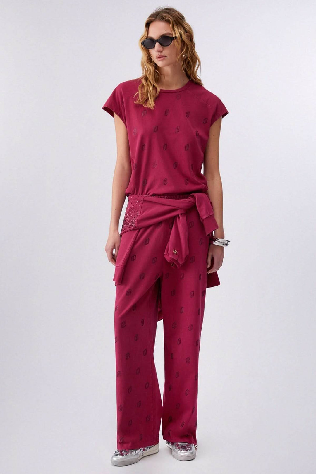 Femme portant un t-shirt imprimé à manches courtes avec un motif discret, ensemble décontracté et confortable, tissu léger.