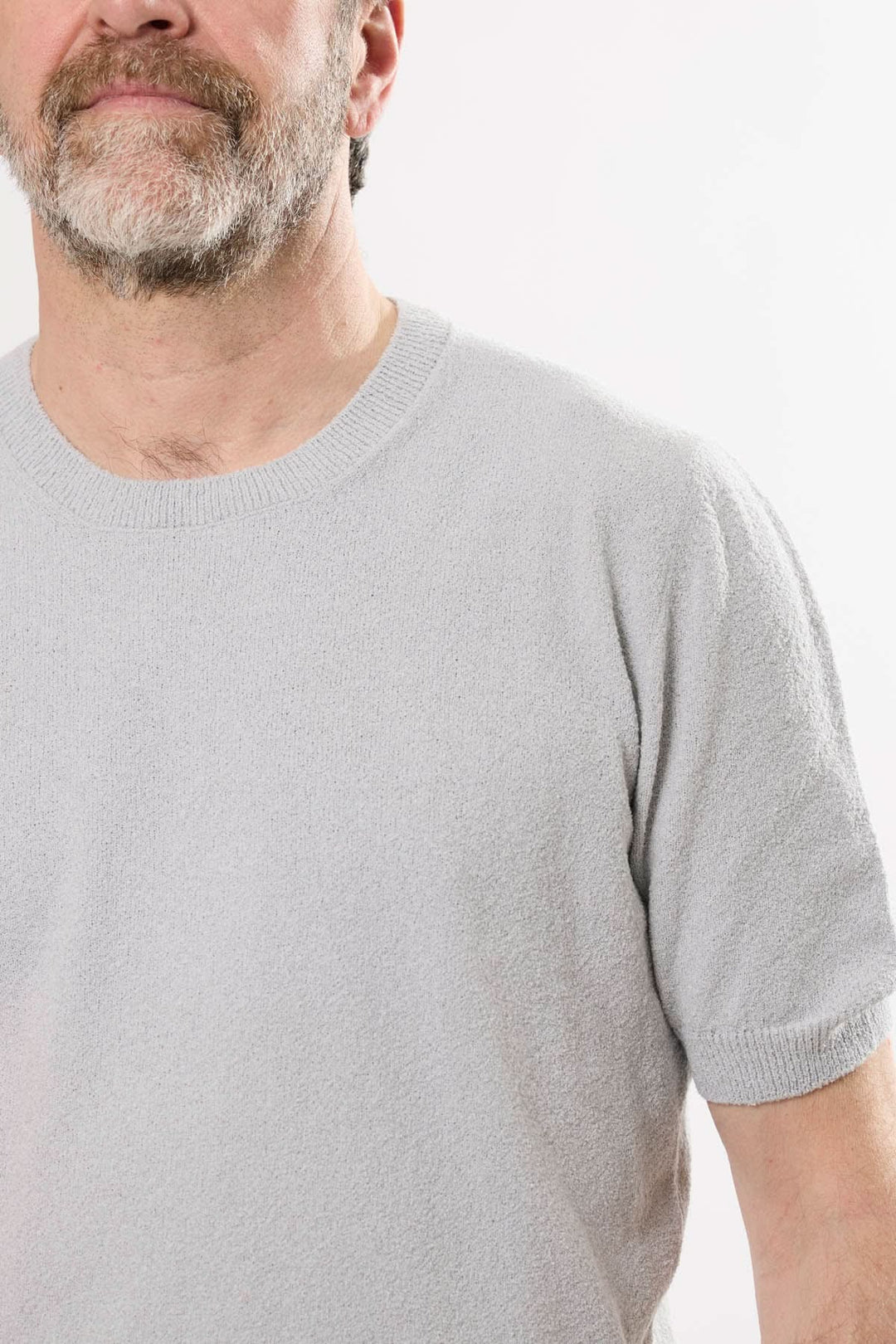 T-shirt élégant en coton biologique pour homme, col rond et coupe épurée, couleur gris clair, style casual.