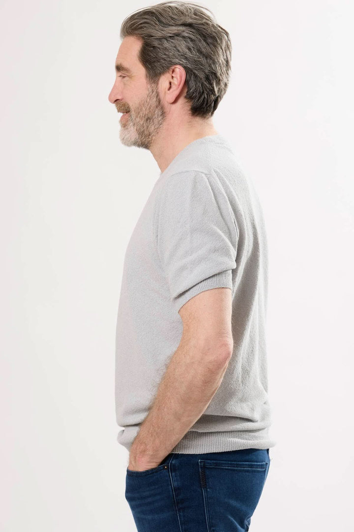 T-shirt élégant en coton biologique, coupe épurée et confortable, pour un style sophistiqué au quotidien.