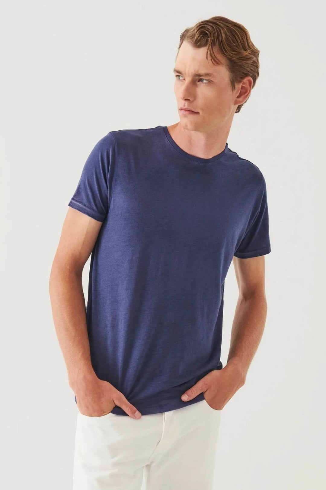 T-shirt léger bleu à col rond, en jersey ultra doux, idéal pour les journées chaudes et à porter sous une veste.