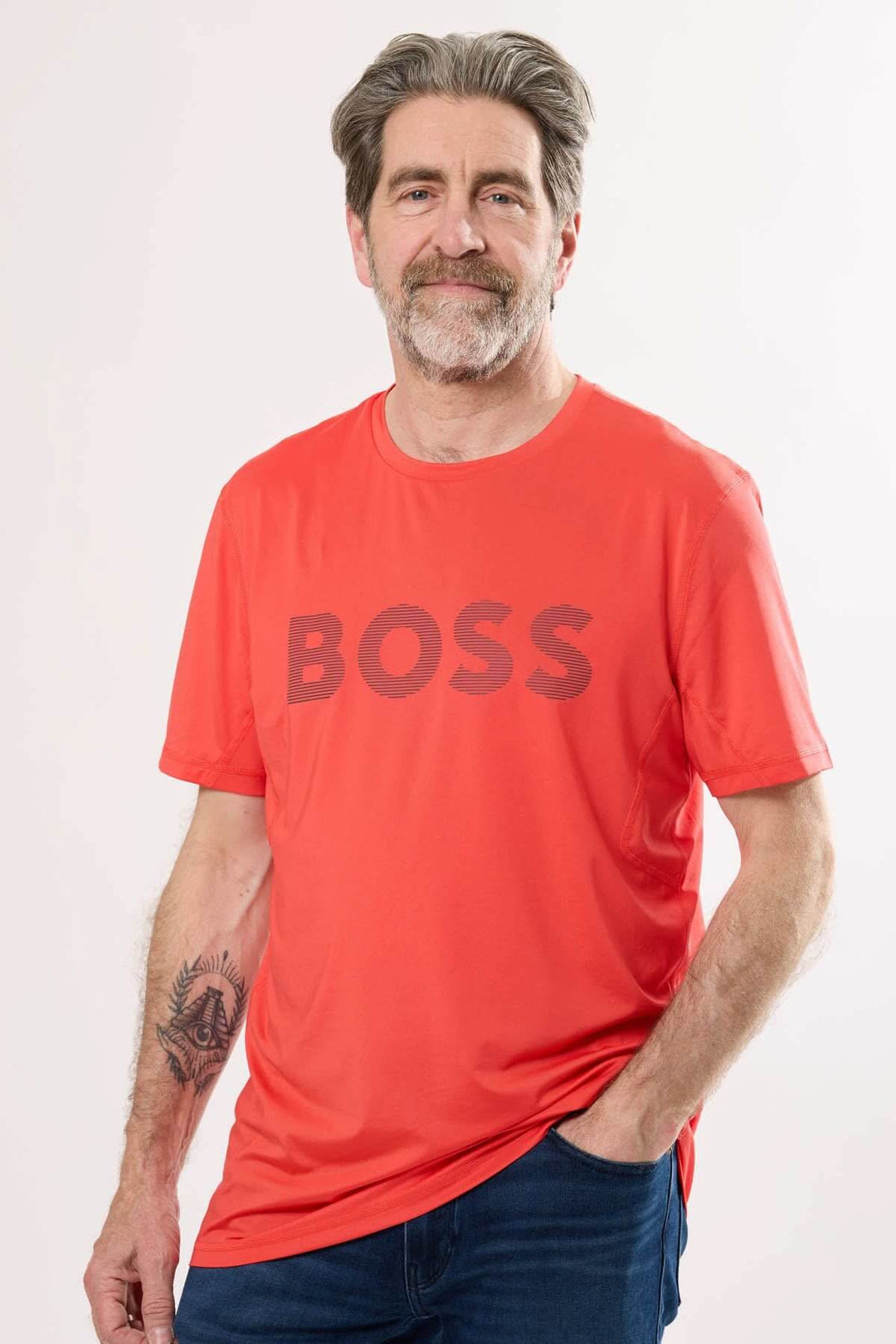 T-shirt BOSS rouge, manches courtes, col rond, style sportif et décontracté, confort moderne.