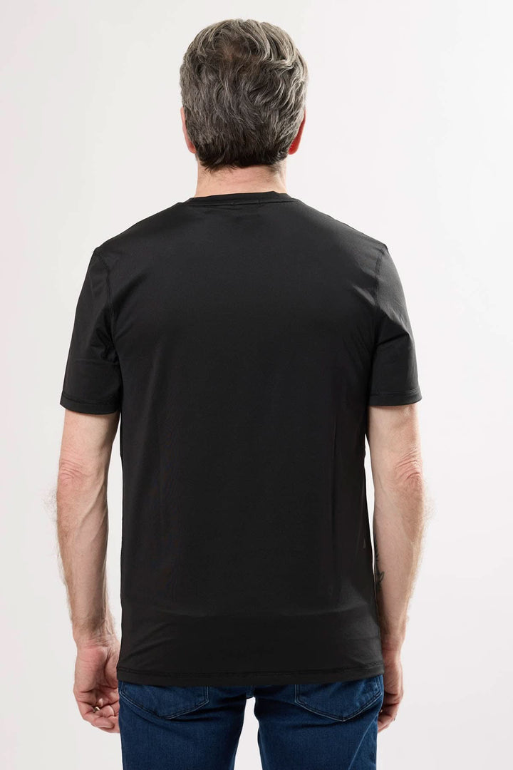 Homme portant un t-shirt noir à l'arrière, style décontracté et moderne, avec coupe droite.