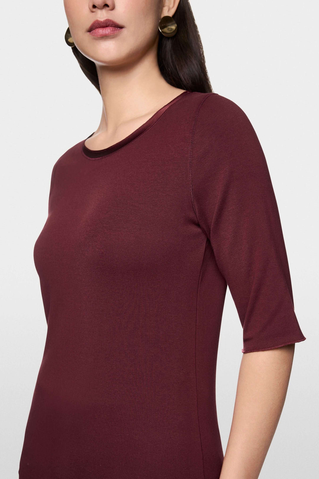 T-shirt manches courtes bordeaux avec encolure ronde et coupe classique, parfait pour un look décontracté ou élégant.