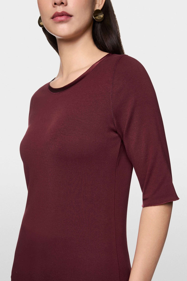 T-shirt manches courtes bordeaux avec encolure ronde et coupe classique, parfait pour un look décontracté ou élégant.